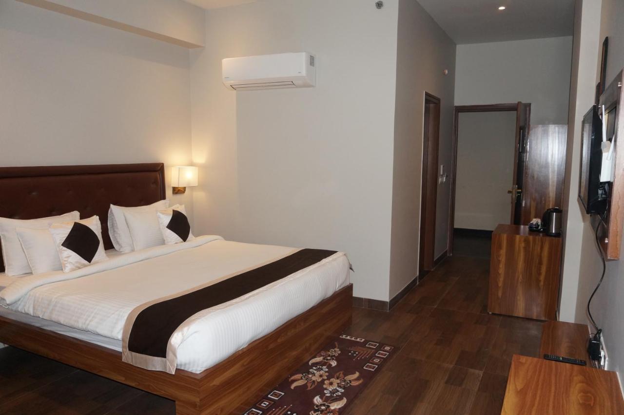Neel Clarks Inn Express Agra  Extérieur photo